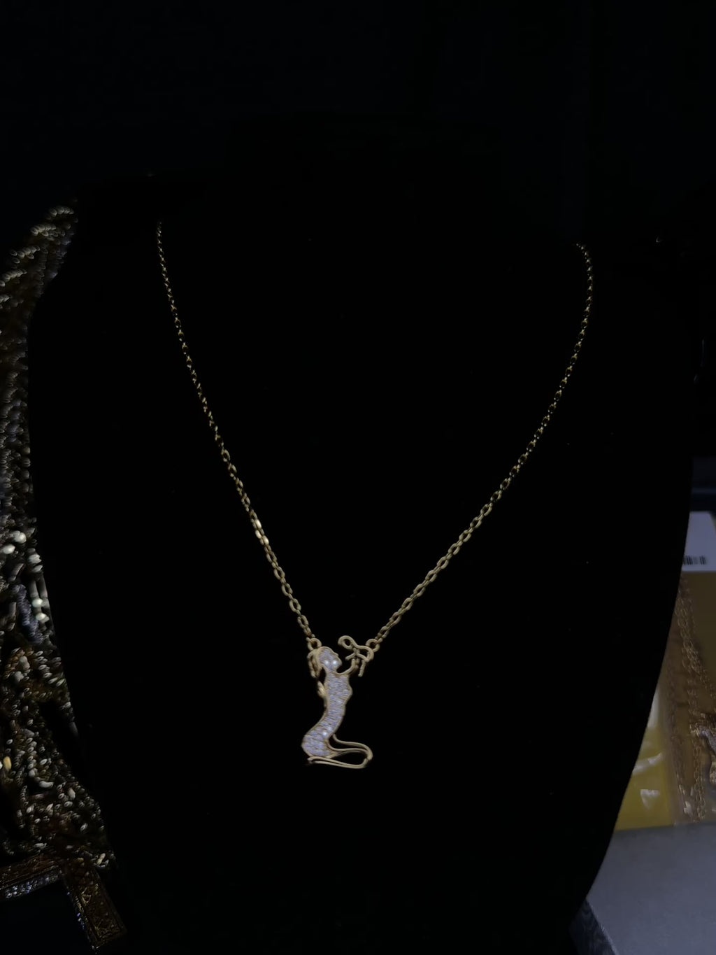 The perfect Gift for mom - Moissanite